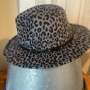 Ladies’ Animal-print Hat